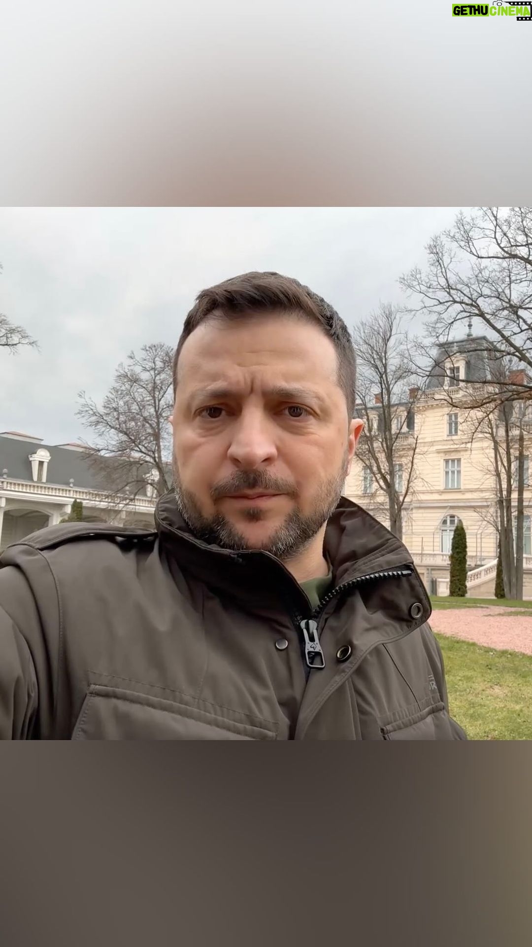 Volodymyr Zelenskyy Instagram - Зараз – у Львові, робочий день. Спочатку була зустріч із Прем’єр-міністром Данії Метте Фредеріксен, потім – зустріч з американськими сенаторами – делегація на чолі з Чаком Шумером. Хороші перемовини і ще один корисний день для України. Готуємося зараз до продовження надзвичайно активної нашої міжнародної роботи найближчими тижнями. Будуть і нові домовленості, які посилять наших воїнів, захист наших міст і позиції нашої держави. Дякую всім у світі, хто допомагає! Дякую всім, хто захищає нас, Україну, наших людей, наші принципи – абсолютно справедливі принципи. Ніхто у світі не має права знищувати незалежні нації. Ніхто. І ми не дамо Росії знищити Україну. Слава Україні! 🇺🇦🇺🇦🇺🇦