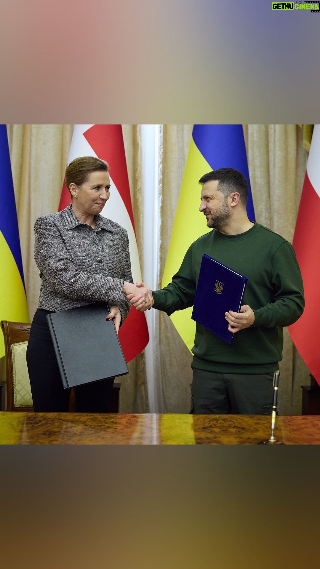 Volodymyr Zelenskyy Instagram - Сьогодні ми з Прем’єр-міністеркою Метте Фредеріксен підписали Угоду про співробітництво у сфері безпеки та довгострокову підтримку між Данією та Україною. Сильний документ, який підтверджує непохитну підтримку Данією нашого народу. Зокрема, на суму щонайменше 1,8 млрд євро в поточному році. Данія також підтримуватиме зусилля із забезпечення цілісного потенціалу F-16 через авіаційну коаліцію: надання винищувачів, боєприпасів, тренажерів, навчання, обслуговування. Продовжуємо роботу над новою архітектурою безпеки для нашої держави. Дякуємо Данії за солідарність з нашим народом. Дякуємо за допомогу! 🇺🇦🇩🇰 —— Today, Prime Minister Mette Frederiksen @mette and I signed an agreement on security cooperation and long-term support between Denmark and Ukraine. This is a strong document, which confirms Denmark's unwavering support for our people. It includes at least €1.8 billion in assistance for this year. Denmark will also support efforts in securing a holistic F-16 capacity through the Air Force Capability Coalition by providing fighter jets, ammunition, simulators, training, and maintenance. We continue to work on a new security architecture for our country. We thank Denmark for its solidarity with our people. Thank you for your help! 🇺🇦🇩🇰