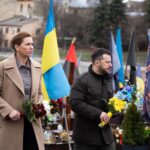 Volodymyr Zelenskyy Instagram - Tomorrow it has been two years since the brutal full-scale invasion of Ukraine. We stand united. And we continue to do so every step of the way. The fight for freedom is a fight we share 🇺🇦🇩🇰 Завтра виповнюється два роки з моменту жорстокого повномасштабного вторгнення в Україну. Ми єдині. І ми продовжуємо бути єдиними на кожному кроці. Боротьба за свободу – це боротьба, яку ми поділяємо 🇺🇦🇩🇰 I morgen er det to år siden, Ukraine blev brutalt angrebet. Vi står side om side. Og det fortsætter vi med så længe, det er nødvendigt. Kampen for frihed er en kamp, vi deler 🇺🇦🇩🇰