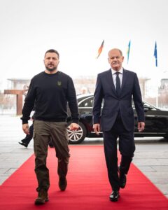 Volodymyr Zelenskyy Instagram - A historic day. The unity of our countries has never been stronger than it is now. Ein historischer Tag. Die Verbundenheit unserer beiden Länder war nie stärker als jetzt. Історичний день. Єдність наших країн ніколи не була сильнішою, ніж зараз. 🇺🇦🇩🇪 Foto: Bundesregierung/Steffen Kugler Bundeskanzleramt