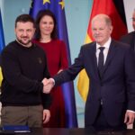 Volodymyr Zelenskyy Instagram - Сьогодні ми з Олафом Шольцом @bundeskanzler підписали Угоду про співробітництво у сфері безпеки та довгострокову підтримку між Україною та Німеччиною. Безпрецедентний документ, що закріплює німецьку підтримку для України на рівні понад 7 мільярдів євро на цей рік. Це зброя, щодо якої вже є конкретні контракти. В угоді зафіксована чітка позиція Німеччини щодо санкцій проти агресора, трибуналу, заморожених активів. Угода також передбачає механізм екстрених консультацій у разі можливого майбутнього збройного нападу Росії на Україну. Дякую Німеччині та всьому німецькому народу за солідарність із нашою державою й людьми, за всю підтримку та допомогу. ____ Today, Olaf Scholz @bundeskanzler and I signed an Agreement on security cooperation and long-term support between Ukraine and Germany. This is an unprecedented document that guarantees German support for Ukraine in the amount of €7 billion for this year. It envisages weapons delivery under agreed contracts. The agreement also contains Germany’s clear position on sanctions against the aggressor, tribunal, and frozen assets. The agreement also includes a mechanism for urgent consultations in the event of Russia’s military assault on Ukraine. I am grateful to Germany and all Germans for their solidarity with our country and people, as well as all the support and assistance.