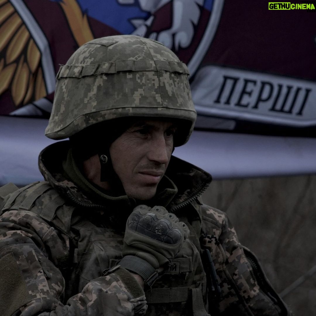Volodymyr Zelenskyy Instagram - Кожен день нашої боротьби – це витримка й сила наших воїнів, які щоденно, стримуючи атаки ворога, виборюють життя України. Бійці 81-ї окремої аеромобільної Слобожанської бригади з початком повномасштабного вторгнення захищають Україну у складі оперативно-тактичного угруповання «Лиман» та оперативно-стратегічного угруповання «Хортиця». Хоробро захищають і результативно! Дякую захисникам і захисницям, що бережете Україну та додаєте сили нашій державі. Дякую за вашу міцність. 🇺🇦🇺🇦🇺🇦 #ШеврониГероїв ____ Every day of our struggle is a testament to our warriors‘ endurance and strength, as they fight for Ukraine’s life and repel enemy attacks on a daily basis. Since the beginning of the full-scale invasion, the servicemen of the 81st Slobozhanska Airmobile Brigade have bravely and effectively defended Ukraine as part of the «Lyman» operational tactical grouping and the «Khortytsia» operational strategic grouping. I thank our defenders for protecting Ukraine and strengthening our country. I thank them for their fortitude. 🇺🇦🇺🇦🇺🇦 #ChevronsOfHeroes