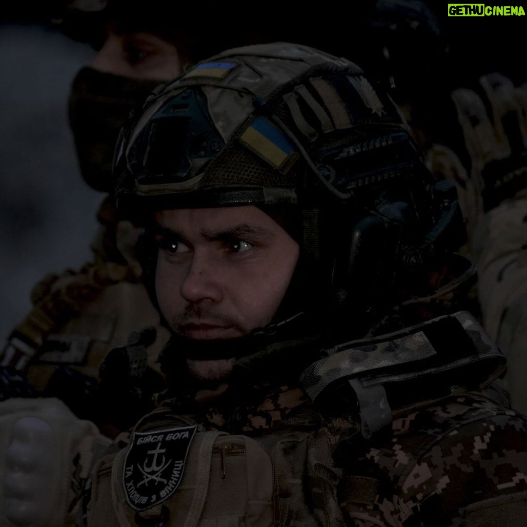 Volodymyr Zelenskyy Instagram - Кожен день нашої боротьби – це витримка й сила наших воїнів, які щоденно, стримуючи атаки ворога, виборюють життя України. Бійці 81-ї окремої аеромобільної Слобожанської бригади з початком повномасштабного вторгнення захищають Україну у складі оперативно-тактичного угруповання «Лиман» та оперативно-стратегічного угруповання «Хортиця». Хоробро захищають і результативно! Дякую захисникам і захисницям, що бережете Україну та додаєте сили нашій державі. Дякую за вашу міцність. 🇺🇦🇺🇦🇺🇦 #ШеврониГероїв ____ Every day of our struggle is a testament to our warriors‘ endurance and strength, as they fight for Ukraine’s life and repel enemy attacks on a daily basis. Since the beginning of the full-scale invasion, the servicemen of the 81st Slobozhanska Airmobile Brigade have bravely and effectively defended Ukraine as part of the «Lyman» operational tactical grouping and the «Khortytsia» operational strategic grouping. I thank our defenders for protecting Ukraine and strengthening our country. I thank them for their fortitude. 🇺🇦🇺🇦🇺🇦 #ChevronsOfHeroes