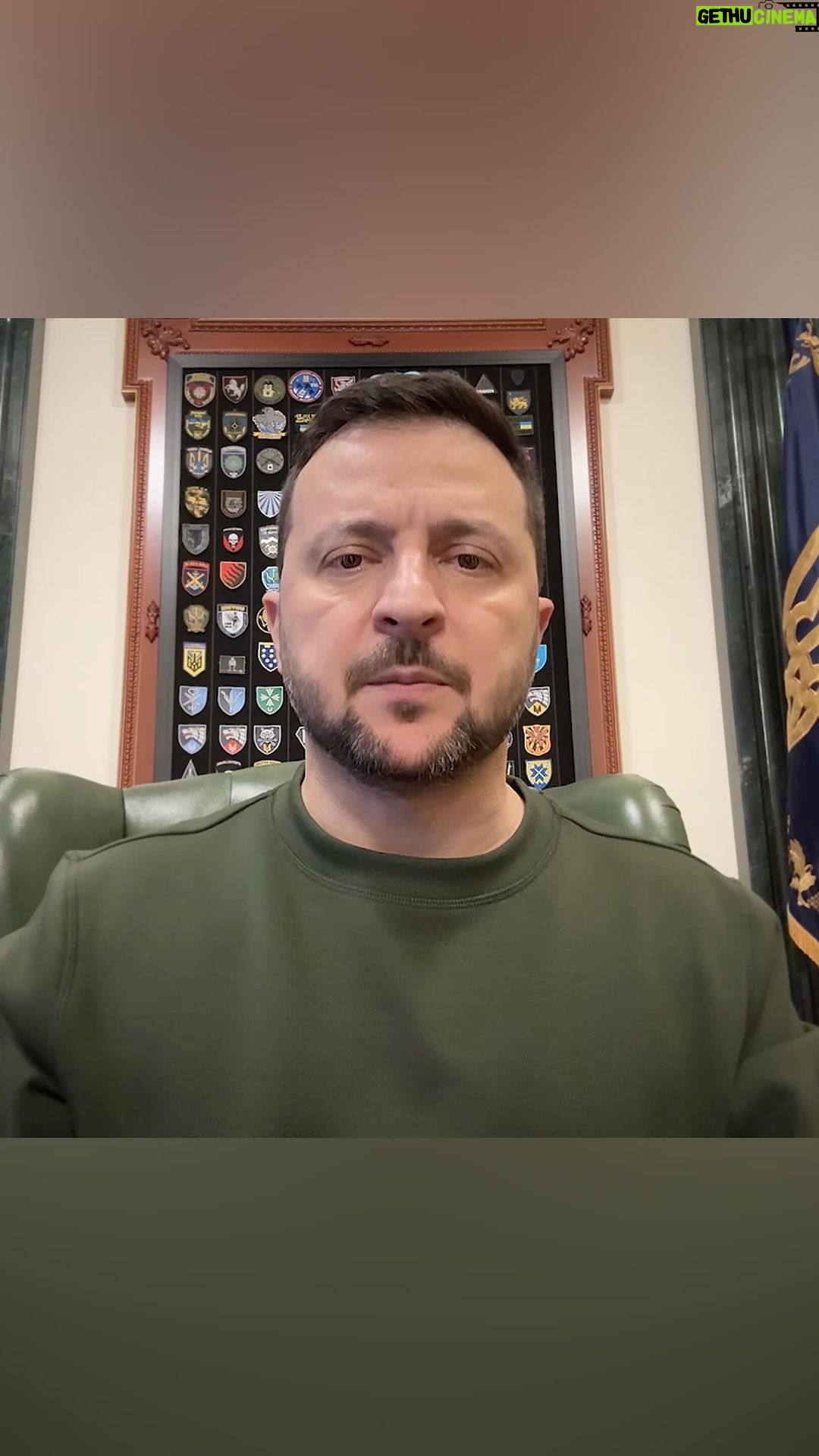 Volodymyr Zelenskyy Instagram - Провів сьогодні перше засідання Ставки за участю нових військових командувачів. Головком Олександр Сирський, начальник Генштабу Анатолій Баргилевич разом з командувачами за напрямками. Доповіли щодо ситуації на фронті. Купʼянський напрямок, Лиманський, Бахмутський. Звичайно, Авдіївка. Марʼїнський напрямок, Запорізький напрямок. Окрема доповідь щодо наших дій на півдні, зокрема у Херсонській області. Був детальний звіт щодо захисту критичної інфраструктури: енергетики, обʼєктів теплопостачання, водопостачання – усього того, що є незмінною мішенню для російських ракет і дронів. Щоб додати більше захисту, додаємо більше сили, більше можливостей нашим мобільним вогневим групам. Збільшимо й кількість таких груп. Вони є однією з основ нашого захисту від російського терору, і я вдячний усім, хто служить у мобільних вогневих групах, тренує їх та допомагає. Як і завжди, була сьогодні на Ставці доповідь про забезпечення всіх наших підрозділів: снаряди, дрони, РЕБ. Кожен в Україні, хто може виробляти ефективні системи радіоелектронної боротьби, заслуговує на повне державне сприяння – на всіх рівнях: і на центральному, від уряду, і в кожному регіоні, де є такий потенціал. Я вдячний усім представникам, зокрема, місцевої влади і кожному українському підприємцю, усім українським розробникам, які розвивають таке виробництво – системи РЕБ. Слава всім, хто зберіг та береже Україну! Слава всім, хто бʼється заради нашої держави і людей! Слава Україні!