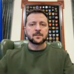 Volodymyr Zelenskyy Instagram - Сьогодні весь день проводив наради з військовим керівництвом та урядом. Продовжуємо перезавантаження команди управління в Силах оборони. Тепер до виконання нових обовʼязків приступають люди, яких добре знають в армії і які самі добре знають, що потрібно армії. Бойові командири цієї війни, чий досвід буде корисним саме на загальноармійському рівні. Заступниками Головкома Олександра Сирського стали полковник Вадим Сухаревський – його напрямок – це безпілотні системи і розвиток застосування дронів нашими воїнами – та полковник Андрій Лебеденко – його напрямок – це інновації, саме технологічний компонент армії та бойових систем. Потрібна чітка практика роботи з новими технологіями. Заступниками начальника Генерального штабу Збройних Сил України погодив кандидатури бригадного генерала Володимира Горбатюка – його напрямок – це оперативна робота, робота штабів, планування, управління: в кожному штабі мають на сто відсотків розуміти фронт, – бригадного генерала Олексія Шевченка – його напрямок – це логістика, максимальна якість логістики у нашій армії, – бригадного генерала Михайла Драпатого – він відповідатиме за підготовку, якісне тренування наших військових. Увесь реальний досвід бойових командирів, бойових бригад, наших підрозділів, які побудували якісну систему тренування воїнів та оцінки й аналізу бойових дій, – увесь цей досвід має бути реалізований для успіху Сил оборони України. Слава всім нашим воїнам! Слава нашому народу! Слава Україні!