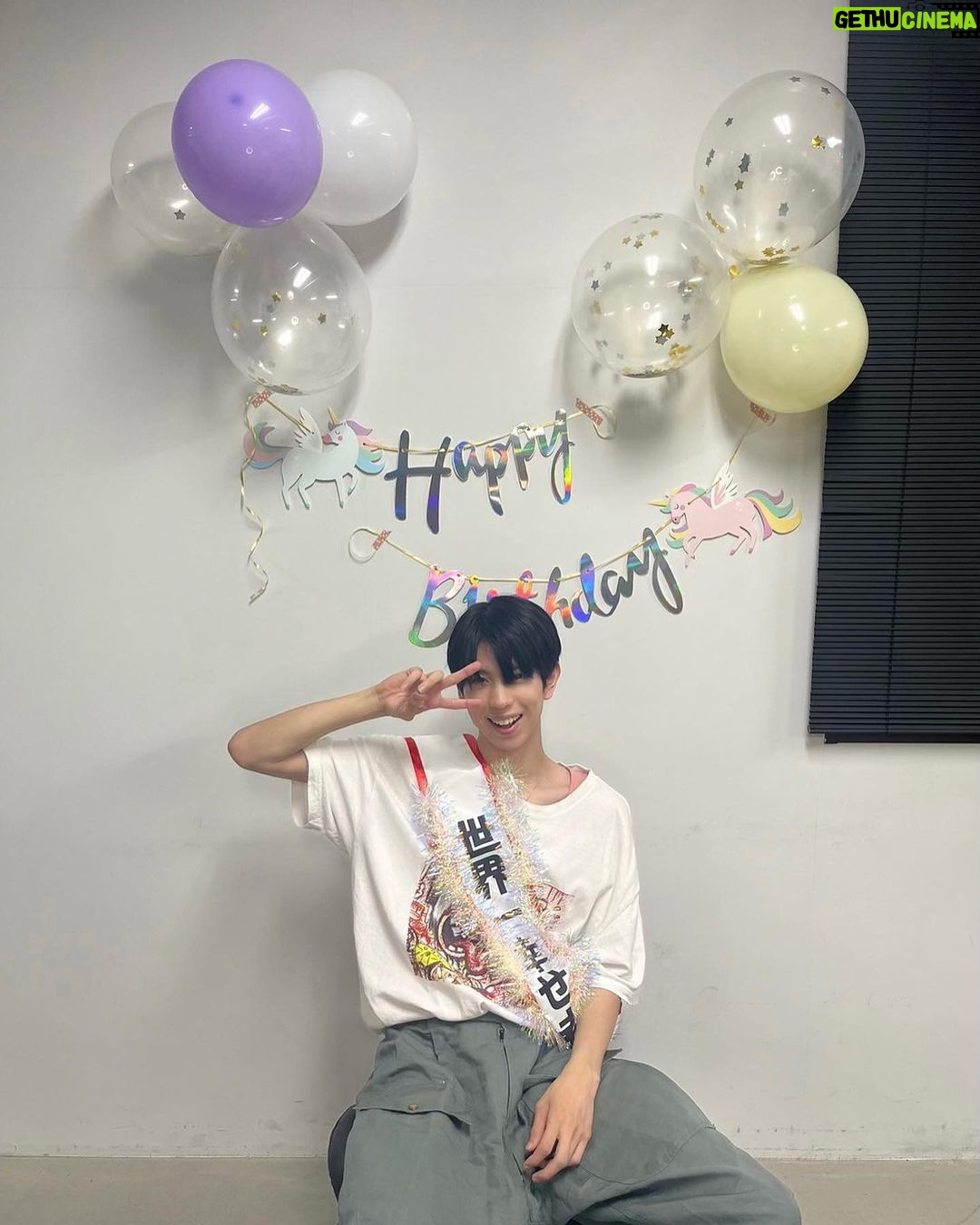 Waku Kyoten - 7.4K Likes - 遅くなりましたが、昨日23歳になりました!
たくさんの方にお祝いして頂き、本当に幸せです。
みんなありがとう😊
いろんな物事に触れて、学び多き年にできたらなと思ってます。
23歳も楽しみます!!
これからも応援よろしくお願いします!