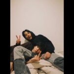 Waku Kyoten Instagram - ヤスとの2ショット。 今日は藤林泰也。ヤスについて少し書こうと思います。 僕はヤスと話をするのが凄く好きです。 ヤスとは普段から2人でいろんな話をよくするんです。 趣味の話だったり、夢のある話だったり、しょうもない笑い話だったり、ちょっと真面目な話だったり...。 彼とはどんなことでも、腹を割って、全部正直に、お互いをさらけ出して話ができる関係性なんです。 凄いんですよ、ヤスって。 持ってる引き出しの量が半端じゃないんです。会話してると、凄いなぁ。なんでこんなに面白いんだこの人。なんでこんなに色んなこと知ってるんだ？思いつくんだ？って毎回思います。 向上心と探求心の塊みたいな人。 とてつもなくストイックな男です。 お芝居に対しても、人との向き合い方に対しても、常に全力で100%でぶつかってきてくれます。彼のそういうところを僕は凄く尊敬しています。 これからも色んな話しようね。 ヤスから教わりたいこと、聞きたいことが、まだまだたくさんあって困るなぁ😂 ちょっと長くなっちゃった。笑 終わります。 #恋愛ドラマな恋がしたい #ドラ恋 #英語教えて。それとサーフィン。あと面白いトーク術とね、大喜利も。
