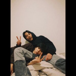 Waku Kyoten Instagram - ヤスとの2ショット。
今日は藤林泰也。ヤスについて少し書こうと思います。

僕はヤスと話をするのが凄く好きです。
ヤスとは普段から2人でいろんな話をよくするんです。
趣味の話だったり、夢のある話だったり、しょうもない笑い話だったり、ちょっと真面目な話だったり...。
彼とはどんなことでも、腹を割って、全部正直に、お互いをさらけ出して話ができる関係性なんです。
凄いんですよ、ヤスって。
持ってる引き出しの量が半端じゃないんです。会話してると、凄いなぁ。なんでこんなに面白いんだこの人。なんでこんなに色んなこと知ってるんだ？思いつくんだ？って毎回思います。

向上心と探求心の塊みたいな人。
とてつもなくストイックな男です。
お芝居に対しても、人との向き合い方に対しても、常に全力で100%でぶつかってきてくれます。彼のそういうところを僕は凄く尊敬しています。
これからも色んな話しようね。
ヤスから教わりたいこと、聞きたいことが、まだまだたくさんあって困るなぁ😂
ちょっと長くなっちゃった。笑
終わります。

#恋愛ドラマな恋がしたい
#ドラ恋
#英語教えて。それとサーフィン。あと面白いトーク術とね、大喜利も。