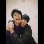 Waku Kyoten Instagram - 男子部屋での、あっくんとの2ショット。 今日は樫尾篤紀こと、あっくんのことを少し書こうと思います。 僕は、あっくんの纏っている空気感がすごく好きです。 彼がマイナスな言葉を口にしているところを僕は一度も見たこと、聞いたことがありません。自分に対しても。もちろん人に対しても。常にポジティブで、物事をプラスへと変換してくれる人です。 人に寄り添って、多くを語らず話を聞いてくれます。言って欲しい言葉をかけてくれます。 一緒に生活していたら、彼の素晴らしい人間性が本当にほんとによく見えてくるんです。 優しさと誠実さの中に真っ直ぐな芯があって、自分をしっかり、きちんと持っている人。 そんな人間力が溢れているあっくんから、いつもたくさんのことを学ばさせてもらってます。これからも色んなこと教えてください、！兄貴、！✌️ #恋愛ドラマな恋がしたい #ドラ恋