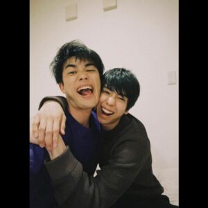 Waku Kyoten Instagram - 男子部屋での、あっくんとの2ショット。

今日は樫尾篤紀こと、あっくんのことを少し書こうと思います。
僕は、あっくんの纏っている空気感がすごく好きです。
彼がマイナスな言葉を口にしているところを僕は一度も見たこと、聞いたことがありません。自分に対しても。もちろん人に対しても。常にポジティブで、物事をプラスへと変換してくれる人です。
人に寄り添って、多くを語らず話を聞いてくれます。言って欲しい言葉をかけてくれます。
一緒に生活していたら、彼の素晴らしい人間性が本当にほんとによく見えてくるんです。
優しさと誠実さの中に真っ直ぐな芯があって、自分をしっかり、きちんと持っている人。
そんな人間力が溢れているあっくんから、いつもたくさんのことを学ばさせてもらってます。これからも色んなこと教えてください、！兄貴、！✌️

#恋愛ドラマな恋がしたい
#ドラ恋