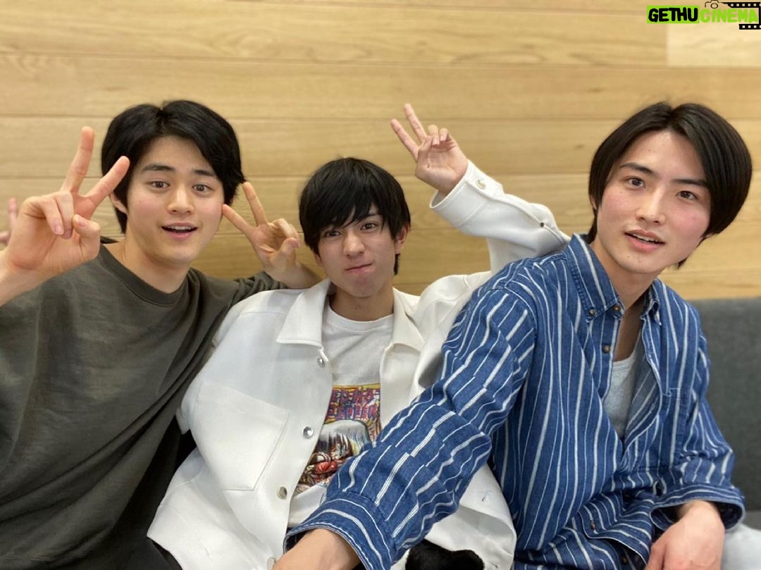 Waku Kyoten - 5.8K Likes - フォスファミのYouTubeの撮影を事務所のメンバーの3人でしました!
久々に集まったけど、相変わらずわちゃわちゃで、、すごく楽しかった!!
ちなみに2人とは昔シェアハウスで一緒に住んでました✌️
#岐州匠
#鈴鹿央士