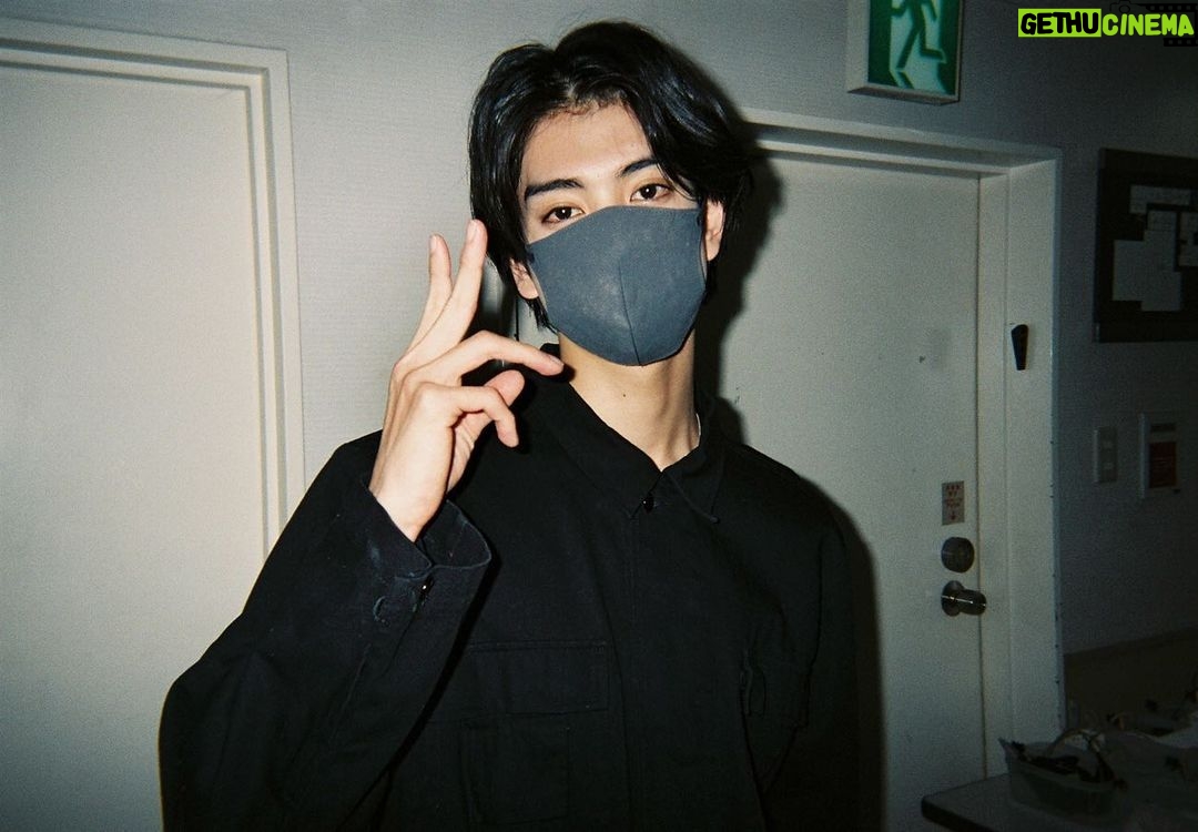 Waku Kyoten Instagram - 「ロミオ&ジュリエット」 本日千秋楽を迎え、無事全19公演の幕を閉じることができました。 観劇して下さった皆様、本当にありがとうございました! 自分にとって、初のストレート舞台でたくさん悩んだり、壁にぶつかったりしたのですが、 色々なことを考えながら、マキューシオとして生きている日々が、本当に毎日楽しくて、刺激的でした。 演出家のアレックスさん、慎くん、きいさんをはじめ共演者の方々、そしてスタッフの方々にたくさん助けて頂きながら、板の上でお芝居をすることができました。本当に感謝です。 この作品で学んだことを次にまた活かせるように、これからも役者として、日々精進して参りますので、応援の程よろしくお願い致します! #ロミジュリ #マキューシオ