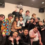 Waku Kyoten Instagram - 「東京は24時」無事に終わりました。 観ていただき本当にありがとうございました！ 自分自身、この作品を通して沢山たくさん壁にぶつかりました。 悔しくて、歯痒くて、もどかしくて、何度も心が折れそうになりました。 そんな中で、座長の勝地さん、演出の奥村さんをはじめとした皆さんに、たくさんのアドバイスや声をかけて頂き、助けてもらいながら、無事にこの作品をやり遂げることができました。 頭でお芝居をするのではなく、心を動かしてお芝居をすること。相手の言葉をきちんと聞くこと。相手の１つひとつの動きをよくみて気持ちを感じとること。 そうすれば心が動いた、通じた、お芝居が生まれるから。 勝地さんに稽古期間中、一貫してずっと言って頂いてた言葉です。 本番、触れることが出来てなかった何かに、はじめて触れられたような気がしました。 それがきっと頭ではなく心でするお芝居だったんだと思います。 この作品を通して、役者として大切なことを本当にたくさん教えて頂きました。 もっともっと成長したい。 ここで学んだこと、経験したことを忘れず、また1から色んなことに挑戦しながら、日々精進していきたいと思います。 本当にありがとうございました。 長々と自分の気持ちを書いてすみません。 またFODとTVerで4月4日から2週間限定で見逃し配信もされます！！ よろしくお願いします。 #東京は24時