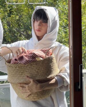 Waku Kyoten Instagram - .
ご好評につき、京典和玖2024カレンダー発売記念イベントを大阪、福岡で開催することが決定しました🙋‍♂️

ぜひこの機会にお越しください！
お待ちしております😌

てことで、オフショットのせる📸

くイベント情報＞
●大阪会場
【会場】紀伊國屋書店 グランフロント大阪店
【日程】11月25日(土） 12:00~

※博多会場に関する詳細は、後日追ってお知らせいたします。