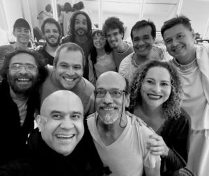 Welder Rodrigues Instagram - @grupogalpao !!! 🤍 Visita luxuosa no camarim em BH, referência de teatro de grupo, somos fãs.