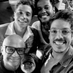 Welder Rodrigues Instagram - Como é ótimo e divertido participar do #quehistoriaeessaporchat, mais uma vez falei um monte de bobagem 😂😂😂 foi demais @fabioporchat @andrelamoglia @odanferreira 🤘🏽♥️ já quero ir de novo. O programa já está disponível no @gnt. Estúdios Globo