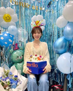 Wendy Instagram - 거의 2년이라는 시간동안 웬디의 영스트리트를 사랑해주신 모든 분들께 감사드린다는 말씀드리고 싶어요🙏💕 
저를 밝은 완디로 만들어 주신 우리 제작진분들💕
더 재밌게 진행 할 수 있도록 도와준 우리 고정 게스트분들💕
그리고 저희 라디오에 출연해주신 모든 게스트분들💕
예쁘게 빛날 수 있게 꾸며준 우리 스탭분들💕
매일 영스를 함께 해준 우리 매니저님들💕
4계절 내내 나와 출근길을 함께 해준 우리 러비들과💕
절 예쁜 사진으로 그 모습을 담아주신 우리 기자님들💕
또 매번 라디오 가면 밝은 미소로 반겨주시고 인사해주시던 선배님들과 라디오 제작진분들💕 방송국 관계자분들💕
그리고 마지막으로 8-10시까지 저희 영스와 함께해주신 모든 청취자 여러분들💕
저에겐 잊지 못할 너무나도 행복한 시간이자 추억이었어요✨ 다시 한 번 너무 감사드립니다🙏

“이제까지 웬디의 영스트리트 사랑해주시고 관심 가져주시고 응원해주신 많은 분들 너무너무 감사드립니다. 그럼 저는 인사드리도록 하고요. 청취자분들도 항상 건강하고 행복하셨으면 좋겠습니다. 2023년 7월 2일 일요일 하루의 완성은 완디와 함께. Everyday happy tension~ 지금까지 완디였습니다! 안녕!”👋