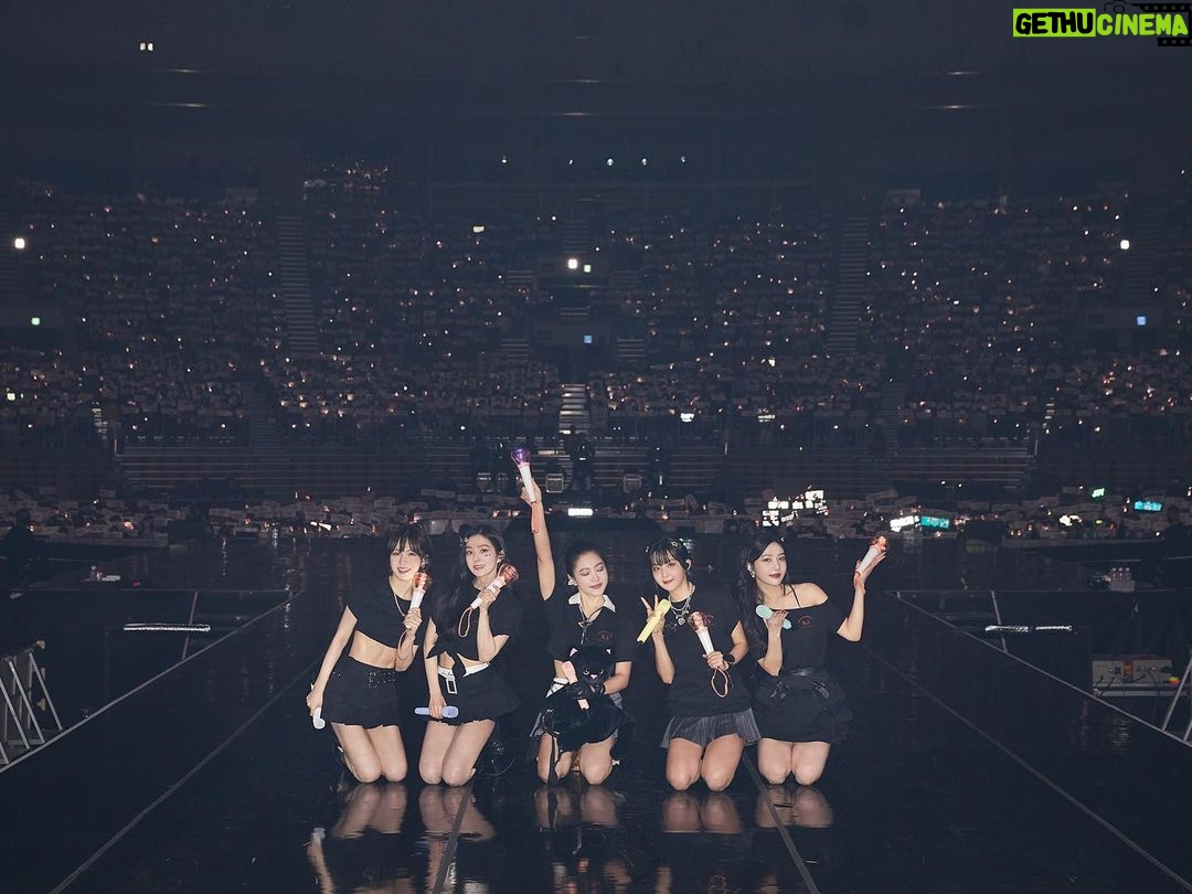 Wendy Instagram - 러비들~ 러비들 덕분에 오랜만에 한 R to V 서울 콘서트 잘 마칠 수 있었어요!!! 행복한 시간, 좋은 추억 만들어줘서 고마워요🙏 앞으로 러비들에게 받은 사랑 보답하는 레드벨벳이 되도록 할게요!! 그리구 이번 공연에 함께 고생하신 우리 헤메스 스탭분들💕회사분들 (매니저분들과 A&R)💕드림메이커💕, 현장에 계셨던 모든 분들💕, 또 멋지게 무대를 함께 꾸며주신 우리 댄서분들💕과 영준쌤 감사합니다💕 (그리고 좋은 곡들 써주신 많은 작곡가 작사가님들도 감사드립니다🙏 공연하면서 다시 한번 더 느끼게 되었어요ㅠㅠ) 최고로 행복한 이틀 만들어줘서 고마워요! 우리 멤버들도 사랑해!!💚💜💗💛💙