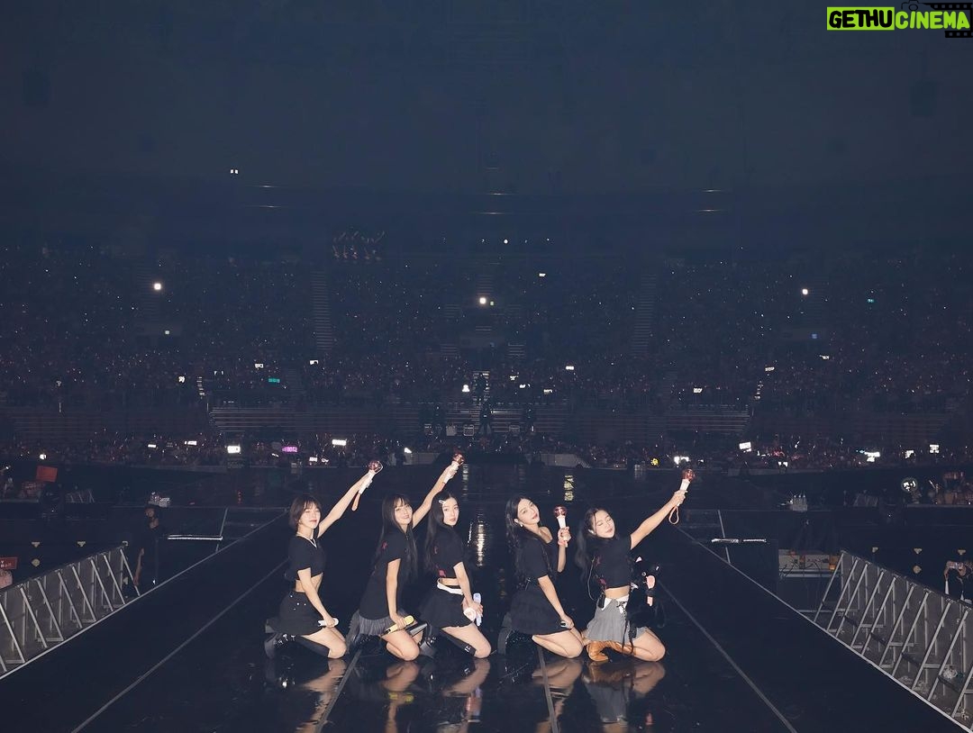 Wendy Instagram - 러비들~ 러비들 덕분에 오랜만에 한 R to V 서울 콘서트 잘 마칠 수 있었어요!!! 행복한 시간, 좋은 추억 만들어줘서 고마워요🙏 앞으로 러비들에게 받은 사랑 보답하는 레드벨벳이 되도록 할게요!! 그리구 이번 공연에 함께 고생하신 우리 헤메스 스탭분들💕회사분들 (매니저분들과 A&R)💕드림메이커💕, 현장에 계셨던 모든 분들💕, 또 멋지게 무대를 함께 꾸며주신 우리 댄서분들💕과 영준쌤 감사합니다💕 (그리고 좋은 곡들 써주신 많은 작곡가 작사가님들도 감사드립니다🙏 공연하면서 다시 한번 더 느끼게 되었어요ㅠㅠ) 최고로 행복한 이틀 만들어줘서 고마워요! 우리 멤버들도 사랑해!!💚💜💗💛💙