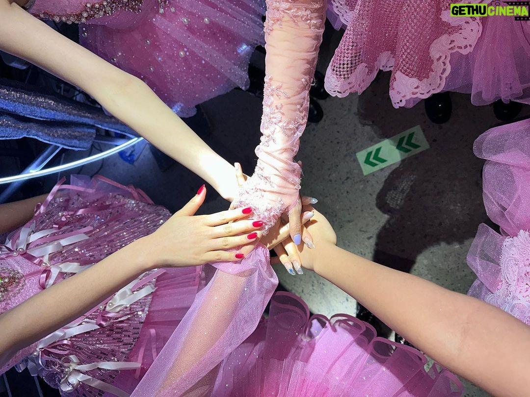 Wendy Instagram - 러비들~ 러비들 덕분에 오랜만에 한 R to V 서울 콘서트 잘 마칠 수 있었어요!!! 행복한 시간, 좋은 추억 만들어줘서 고마워요🙏 앞으로 러비들에게 받은 사랑 보답하는 레드벨벳이 되도록 할게요!! 그리구 이번 공연에 함께 고생하신 우리 헤메스 스탭분들💕회사분들 (매니저분들과 A&R)💕드림메이커💕, 현장에 계셨던 모든 분들💕, 또 멋지게 무대를 함께 꾸며주신 우리 댄서분들💕과 영준쌤 감사합니다💕 (그리고 좋은 곡들 써주신 많은 작곡가 작사가님들도 감사드립니다🙏 공연하면서 다시 한번 더 느끼게 되었어요ㅠㅠ) 최고로 행복한 이틀 만들어줘서 고마워요! 우리 멤버들도 사랑해!!💚💜💗💛💙