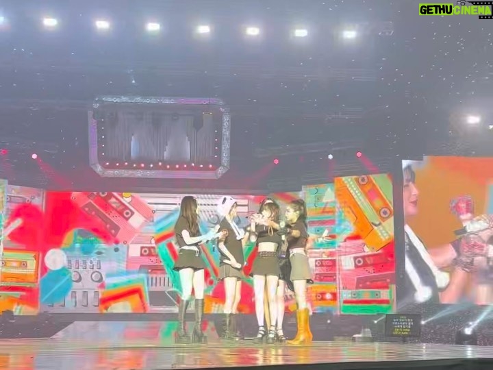 Wendy Instagram - 러비들~ 러비들 덕분에 오랜만에 한 R to V 서울 콘서트 잘 마칠 수 있었어요!!! 행복한 시간, 좋은 추억 만들어줘서 고마워요🙏 앞으로 러비들에게 받은 사랑 보답하는 레드벨벳이 되도록 할게요!! 그리구 이번 공연에 함께 고생하신 우리 헤메스 스탭분들💕회사분들 (매니저분들과 A&R)💕드림메이커💕, 현장에 계셨던 모든 분들💕, 또 멋지게 무대를 함께 꾸며주신 우리 댄서분들💕과 영준쌤 감사합니다💕 (그리고 좋은 곡들 써주신 많은 작곡가 작사가님들도 감사드립니다🙏 공연하면서 다시 한번 더 느끼게 되었어요ㅠㅠ) 최고로 행복한 이틀 만들어줘서 고마워요! 우리 멤버들도 사랑해!!💚💜💗💛💙