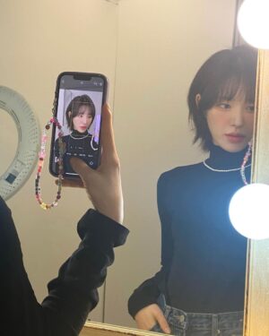 Wendy Instagram - New haircut✂️
New hair color🎨

@yoon_seoha_ ✂️
@a_ryeomii 💄