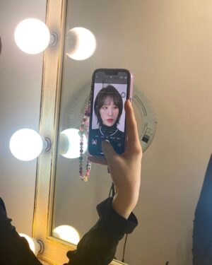 Wendy Instagram - New haircut✂️
New hair color🎨

@yoon_seoha_ ✂️
@a_ryeomii 💄