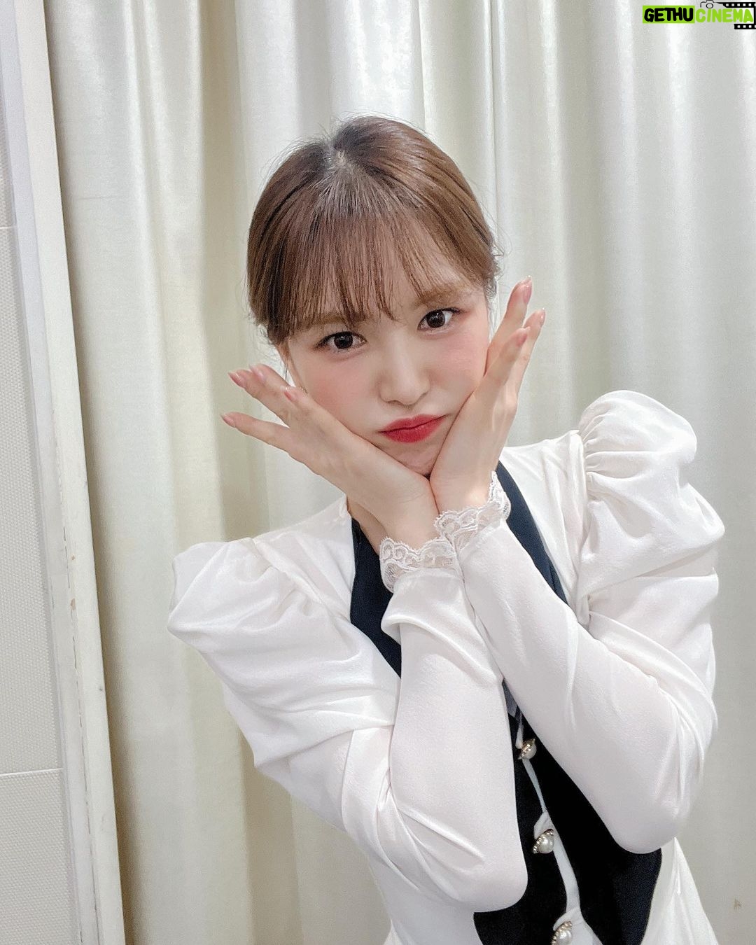 Wendy Instagram - 7년만에 혼자 나가게 된 불후의 명곡💙 대기실도 예쁘게 꾸며주시고🥹 멋진 선배님들과 후배님들과 함께 할 수 있어서 너무 영광이었어요🙏 감사합니다💙