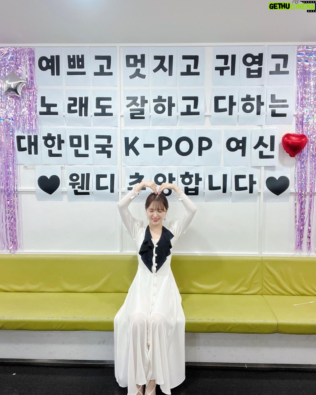 Wendy Instagram - 7년만에 혼자 나가게 된 불후의 명곡💙 대기실도 예쁘게 꾸며주시고🥹 멋진 선배님들과 후배님들과 함께 할 수 있어서 너무 영광이었어요🙏 감사합니다💙