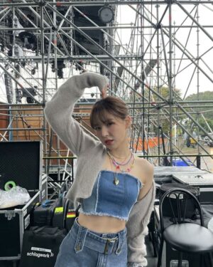 Wendy Instagram - 나의 첫 페스티벌 SLSL🤍

우리 
키보드 & 밴드 마스터 Klozer님💕 (@producer_klozer)
기타에 정원준님💕 (@juuuuuuuuun)
베이스에 김성수님💕 (@musician_kss)
드럼에 김수준님💕 (@_rummer_d)

너무 행복했구 감사드립니당🙏🤍 최고에요🤍

비 오는 날에도 불구하고 보러 와준 우리 러비들도 너무 고맙구 감기 조심해요!!💙 사랑해ㅐㅐㅐ🥹