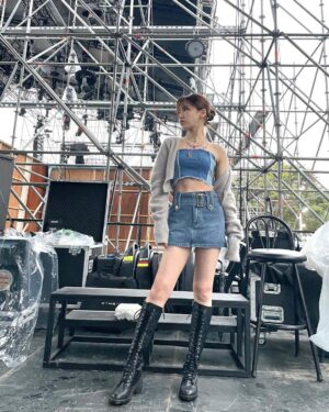 Wendy Instagram - 나의 첫 페스티벌 SLSL🤍

우리 
키보드 & 밴드 마스터 Klozer님💕 (@producer_klozer)
기타에 정원준님💕 (@juuuuuuuuun)
베이스에 김성수님💕 (@musician_kss)
드럼에 김수준님💕 (@_rummer_d)

너무 행복했구 감사드립니당🙏🤍 최고에요🤍

비 오는 날에도 불구하고 보러 와준 우리 러비들도 너무 고맙구 감기 조심해요!!💙 사랑해ㅐㅐㅐ🥹