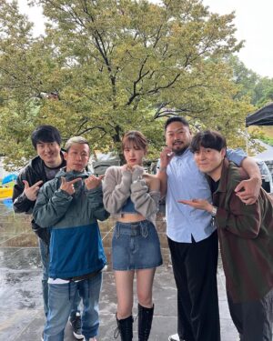Wendy Instagram - 나의 첫 페스티벌 SLSL🤍

우리 
키보드 & 밴드 마스터 Klozer님💕 (@producer_klozer)
기타에 정원준님💕 (@juuuuuuuuun)
베이스에 김성수님💕 (@musician_kss)
드럼에 김수준님💕 (@_rummer_d)

너무 행복했구 감사드립니당🙏🤍 최고에요🤍

비 오는 날에도 불구하고 보러 와준 우리 러비들도 너무 고맙구 감기 조심해요!!💙 사랑해ㅐㅐㅐ🥹