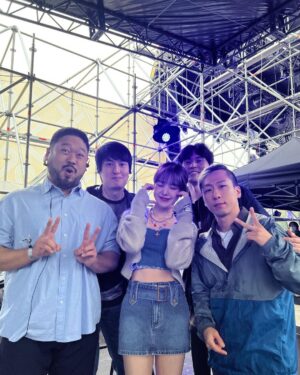 Wendy Instagram - 나의 첫 페스티벌 SLSL🤍

우리 
키보드 & 밴드 마스터 Klozer님💕 (@producer_klozer)
기타에 정원준님💕 (@juuuuuuuuun)
베이스에 김성수님💕 (@musician_kss)
드럼에 김수준님💕 (@_rummer_d)

너무 행복했구 감사드립니당🙏🤍 최고에요🤍

비 오는 날에도 불구하고 보러 와준 우리 러비들도 너무 고맙구 감기 조심해요!!💙 사랑해ㅐㅐㅐ🥹