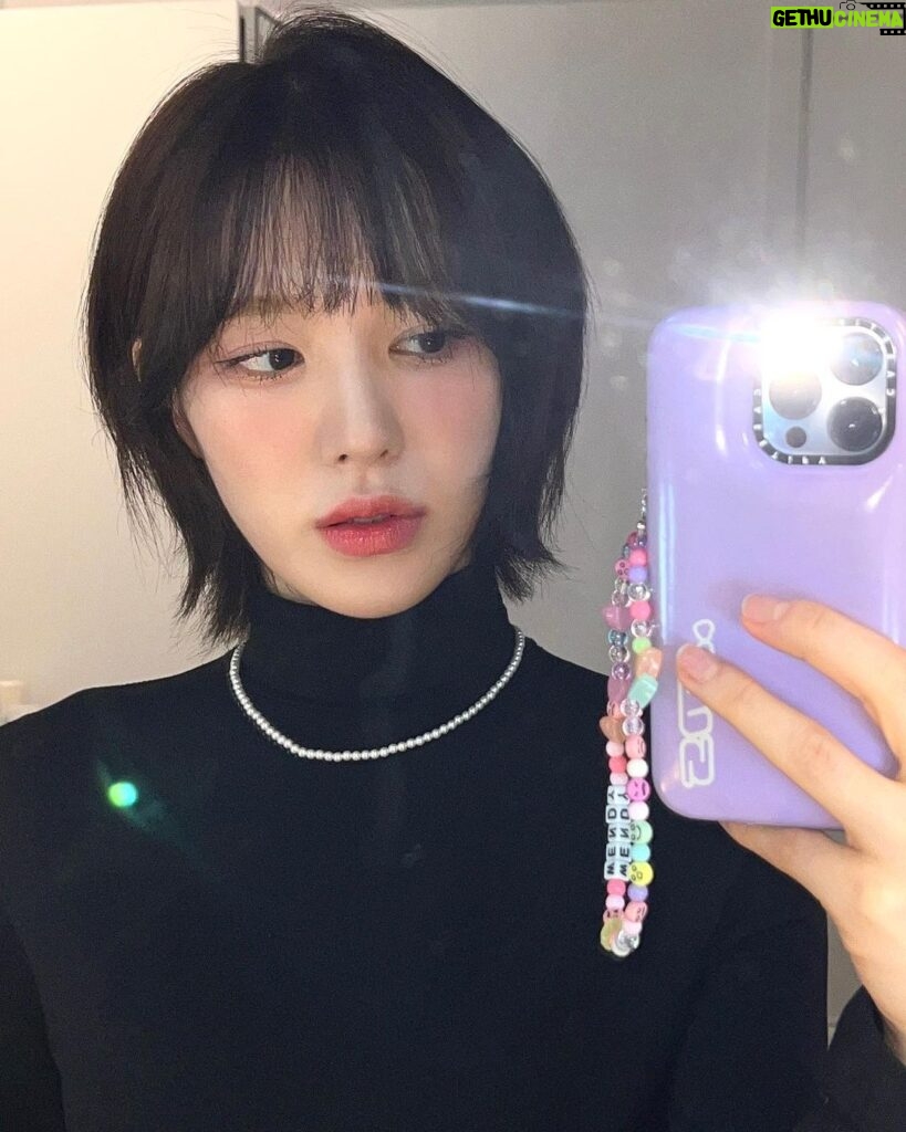 Wendy Instagram - New haircut✂️ New hair color🎨 @yoon_seoha_ ✂️ @a_ryeomii 💄