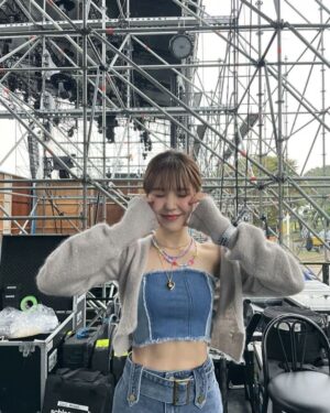 Wendy Instagram - 나의 첫 페스티벌 SLSL🤍

우리 
키보드 & 밴드 마스터 Klozer님💕 (@producer_klozer)
기타에 정원준님💕 (@juuuuuuuuun)
베이스에 김성수님💕 (@musician_kss)
드럼에 김수준님💕 (@_rummer_d)

너무 행복했구 감사드립니당🙏🤍 최고에요🤍

비 오는 날에도 불구하고 보러 와준 우리 러비들도 너무 고맙구 감기 조심해요!!💙 사랑해ㅐㅐㅐ🥹
