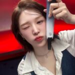 Wendy Instagram - 리무진 서비스 가서 노래 부르고 왔어요🩵 러비들이 선물해준 예쁜 파란색 마이크 들고 아주 행복하게 노래하고 왔다구🎤🩵 항상 고마워🩵