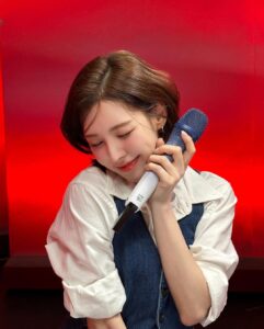 Wendy Instagram - 리무진 서비스 가서 노래 부르고 왔어요🩵 러비들이 선물해준 예쁜 파란색 마이크 들고 아주 행복하게 노래하고 왔다구🎤🩵 항상 고마워🩵