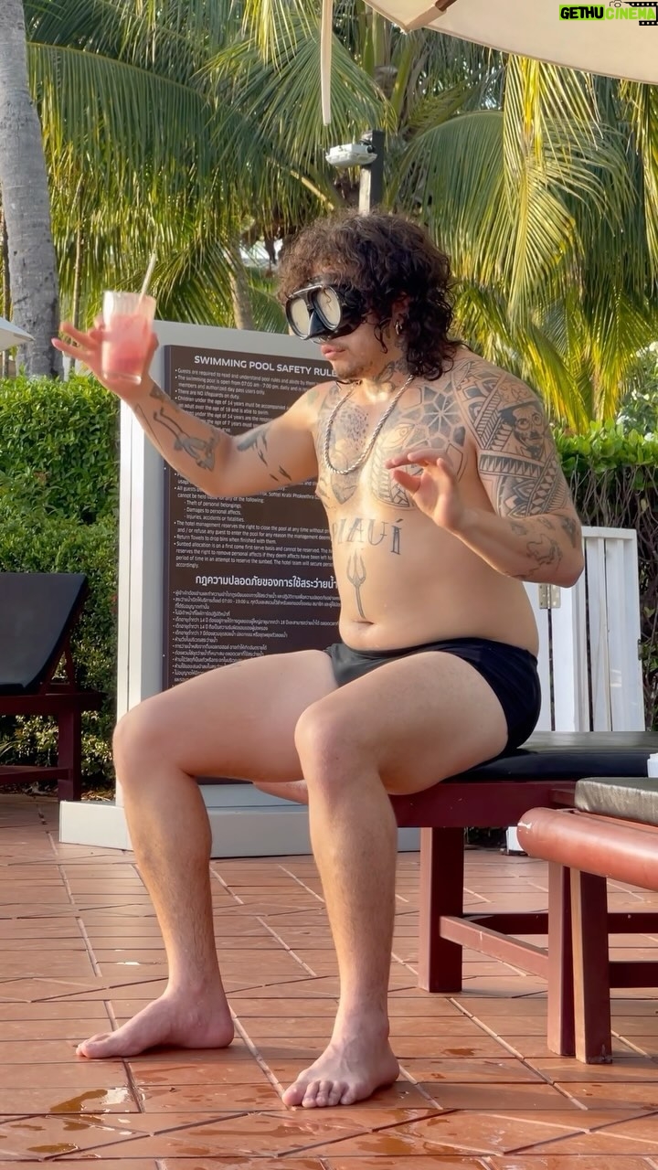 Whindersson Nunes Instagram - Vocês poderiam falar mais baixo? Eu tô em call 🤓🤣 . @sofitelkrabiphokeethra 🧘🏻♂️