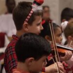 William, Prince of Wales Instagram – At Newport Cathedral earlier this month, the local community hosted their own ‘Together at Christmas’ Carol Service with @earlychildhood.
 
It was an evening that celebrated the diversity of the city and the people helping the next generation to flourish, building the foundations for a happier, healthier society.
 
Watch our short film from the service. Link in bio.
 
 ///
 
Yng Nghadeirlan Casnewydd yn gynharach yn y mis, bu i’r gymuned leol gynnal eu Gwasanaeth Carolau ‘Gyda’n Gilydd dros y Nadolig’ gydag @earlychildhood.
 
Roedd hi’n noson a ddathlodd amrywiaeth y ddinas a’r bobl sy’n helpu’r genhedlaeth nesaf i ffynnu, gan feithrin cymdeithas a fydd yn hapusach ac yn iachach.
 
Gwyliwch ein ffilm fer o’r gwasanaeth. Dolen yn y bio.