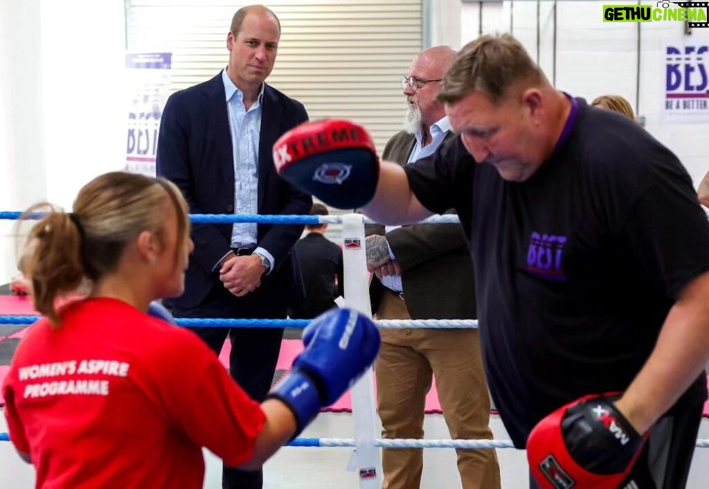 William, Prince of Wales Instagram - Taking the fight to mental health 🥊 A privilege witnessing genuine commitment to supporting young people through sports coaching, education programmes and mentoring at @best_swindon Swindon