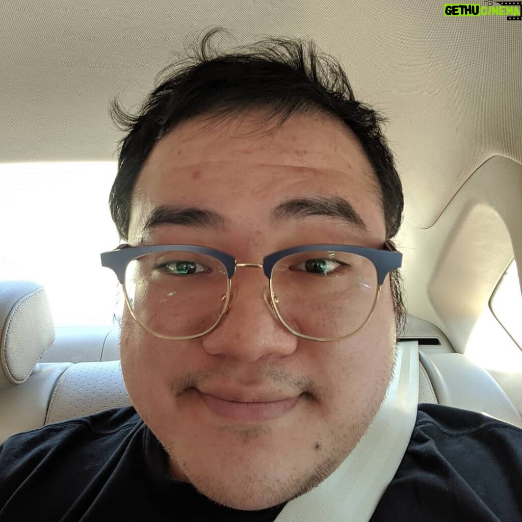 William Li Instagram - Got a new pair of glasses with the biggest frame possible for my big ass head