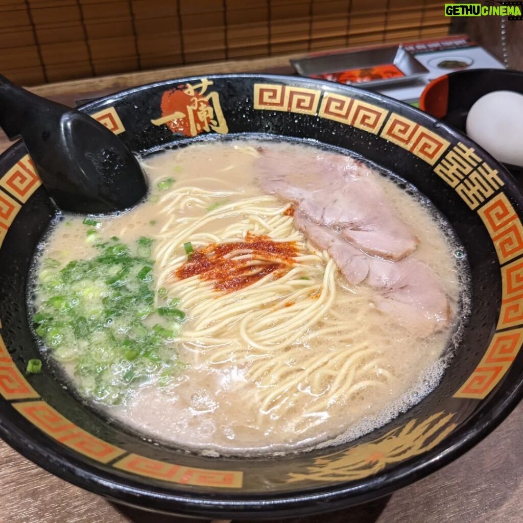 William Li Instagram - First two days of Japan Learned how to make sushi Tried icchiran ramen as my first meal Learned that I cannot put on sunscreen blind at all Convenience store food is omega op the chicken is incredible I bought one piece chop sticks from the official store