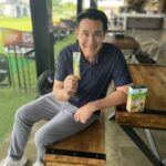 Willy McIntosh Instagram - ผมไม่ลืมที่จะมีเวจจี ติดตัวไปด้วยทุกที่ ซองเดียวจบ ไม่ต้องเสียเวลากินผักทั้งวันครับ 🌱วินฟาร์ม เวจจี ผงผัก 30 ชนิด ทานง่าย พกพาสะดวก ตอบโจทย์คนไม่มีเวลากินผัก ไม่ชอบทานผัก ✅ 1 ซอง เหมือนได้ทานผักสลัด 2 ชามใหญ่ๆ ✅ มีไฟเบอร์ 10,000 มก. ✅ ผงผักรวม 30 ชนิด และวิตามินสูง ✅ ไม่มีน้ำตาล ✅ กระตุ้นการขับถ่าย เสริมภูมิคุ้มกัน #Wynnfarm #Veggie ผลิตจากผักสดถึง 30 ชนิด ผ่านกรรมวิธีการผลิตที่สูญเสียคุณค่าทางอาหารน้อย ยังคงรักษาสมบัติที่ดีของผักได้ใกล้เคียงกับผักสด 💎 ได้มาตรฐานรับรอง GMP 💎 เลขทะเบียน อย. 11-1-19864-5-0041 💎 1 กล่อง บรรจุ 10 ซอง 🔥 1 กล่อง ราคาพิเศษ 499.- (จากราคาปกติ 888.- ) 🔥 โปรสุดคุ้ม 2 แถม 2 ราคาพิเศษ 990.- จากราคาปกติ 3,552. - สั่งซื้อได้แล้ววันนี้ https://www.facebook.com/VeggieWynnFarm Line : @veggie https://lin.ee/Gr9myEb หรือ Watson boots lotus big c ร้านขายยาทั่วประเทศ