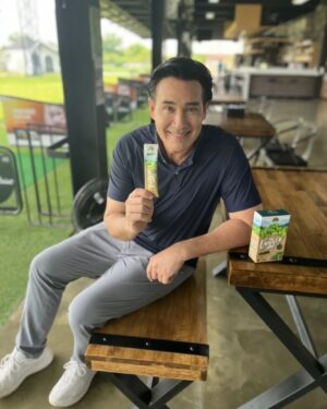 Willie McIntosh Instagram - ผมไม่ลืมที่จะมีเวจจี ติดตัวไปด้วยทุกที่ 
ซองเดียวจบ ไม่ต้องเสียเวลากินผักทั้งวันครับ
🌱วินฟาร์ม เวจจี ผงผัก 30 ชนิด ทานง่าย 
พกพาสะดวก ตอบโจทย์คนไม่มีเวลากินผัก ไม่ชอบทานผัก

✅ 1 ซอง เหมือนได้ทานผักสลัด 2 ชามใหญ่ๆ
✅ มีไฟเบอร์ 10,000 มก.
✅ ผงผักรวม 30 ชนิด และวิตามินสูง
✅ ไม่มีน้ำตาล
✅ กระตุ้นการขับถ่าย เสริมภูมิคุ้มกัน

#Wynnfarm #Veggie ผลิตจากผักสดถึง 30 ชนิด ผ่านกรรมวิธีการผลิตที่สูญเสียคุณค่าทางอาหารน้อย ยังคงรักษาสมบัติที่ดีของผักได้ใกล้เคียงกับผักสด

💎 ได้มาตรฐานรับรอง GMP 
💎 เลขทะเบียน อย. 11-1-19864-5-0041
💎 1 กล่อง บรรจุ 10 ซอง

🔥 1 กล่อง ราคาพิเศษ 499.- (จากราคาปกติ 888.- )
🔥 โปรสุดคุ้ม 2 แถม 2 ราคาพิเศษ 990.- จากราคาปกติ 3,552. - 

สั่งซื้อได้แล้ววันนี้
https://www.facebook.com/VeggieWynnFarm
Line : @veggie
https://lin.ee/Gr9myEb
หรือ Watson boots lotus big c ร้านขายยาทั่วประเทศ