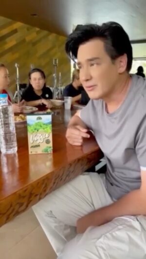 Willie McIntosh Instagram - สุขภาพดีกันทั้งกองถ่าย ต้องเวจจีนะครับ

#Wynnfarm #Veggie ผลิตจากผักสดถึง 30 ชนิด ผ่านกรรมวิธีการผลิตที่สูญเสียคุณค่าทางอาหารน้อย ยังคงรักษาสมบัติที่ดีของผักได้ใกล้เคียงกับผักสด

💎 ได้มาตรฐานรับรอง GMP 
💎 เลขทะเบียน อย. 11-1-19864-5-0041
💎 1 กล่อง บรรจุ 10 ซอง

🔥 1 กล่อง ราคาพิเศษ 499.- (จากราคาปกติ 888.- )
🔥 โปรสุดคุ้ม 2 แถม 2 ราคาพิเศษ 990.- จากราคาปกติ 3,552. - 

สั่งซื้อได้แล้ววันนี้
https://www.facebook.com/VeggieWynnFarm
Line : @veggie
https://lin.ee/Gr9myEb
หรือ Watson boots lotus big c ร้านขายยาทั่วประเทศ

#WillieMcintosh #วิลลี่แมคอินทอช