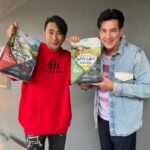 Willy McIntosh Instagram - 💕บริการทุกระดับประทับใจ ส่งมอบอาหารสุนัข Opti Life Prime สูตรปลาแซลมอนและสูตรไก่ ให้น้องบอล เชิญยิ้ม คุณพ่อของน้อง Alaskan Malamute 🐕Opti Life Prime สูตรปลาแซลมอน ทำจากเนื้อปลาแซลมอนอบแห้ง ถึง 45% เสริมบำรุงขนให้เงางามด้วยโอเมก้า 3 และ 6 จากน้ำมันปลาแซลมอน อร่อยแบบสุขภาพดีแบบนี้ ผม…วิลลี่คอนเฟิร์ม 💖สุขภาพดีเริ่มต้นด้วย Opti Life Prime หอมอร่อยด้วยโปรตีนคุณภาพจากเบลเยี่ยม สอบถามข้อมูลเพิ่มเติม หรือ สั่งซื้อได้ที่ https://shop.line.me/@optilifedogcat ทักแชท ผ่าน Line official @Optilifedogcat หรือ คลิ๊กมาที่ https://line.me/R/ti/p/@653ojqmx #อาหารหมา #Optilifedogandcat #สุขภาพสุนัขดีต้องOptilife #หมากินยากต้องOptilife #อาหารสุนัขgrainfree #อาหารสุนัขเทียบเท่าBarf #วิลลี่แมคอินทอช #เสนาหอย