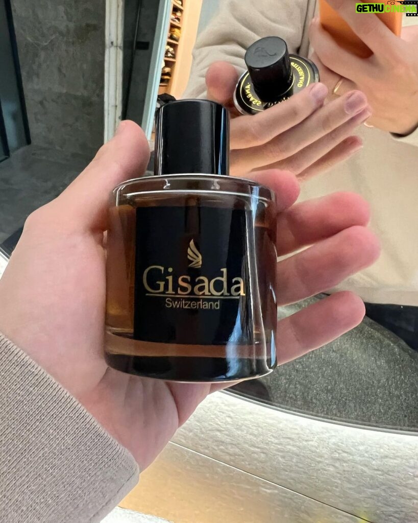 Willyrex Instagram - La mejor manera de empezar el día es con un buen olor, sin duda un regalo con el que acertarás para estas navidades. @Gisadaofficial @douglascosmetics_es #Gisada #Ambassador #Douglas #Switzerland #Parfum #beauty #amazing