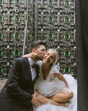 Willyrex Instagram - Mis fotos favoritas, escondidos para salir a bailar detras de la pantalla mientras todos los invitados se sentaban a cenar.
@volvoreta 📸