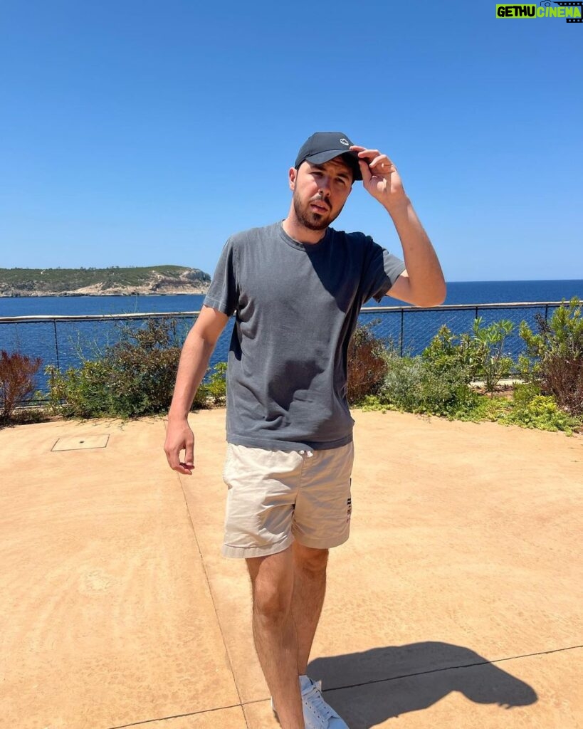 Willyrex Instagram - Justo antes de subirme a mi ferrari de 240.000€ en Ibiza (es una broma mirad mis stories) Ibiza, Spain