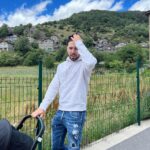 Willyrex Instagram - He estado a un pelo de caerme por “mira a la camara, sonrie” y no ver una roca 😂🙏🏻